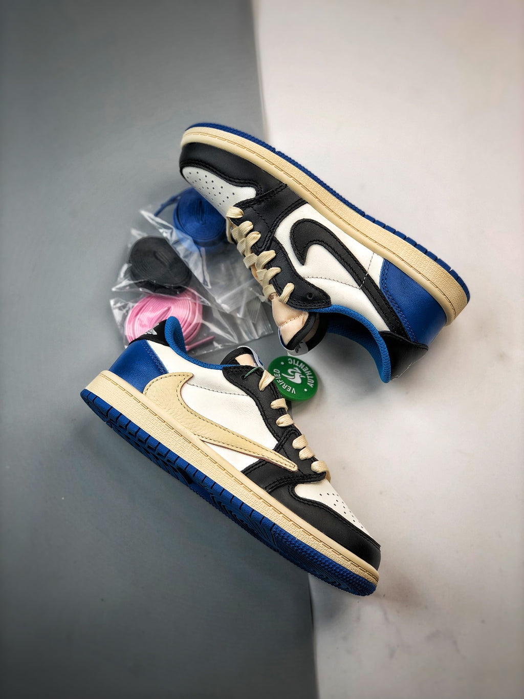 Children's TRAVIS SOCTT X FRAGMENT DESIGN X NIKE AIR JORDAN 1 LOW