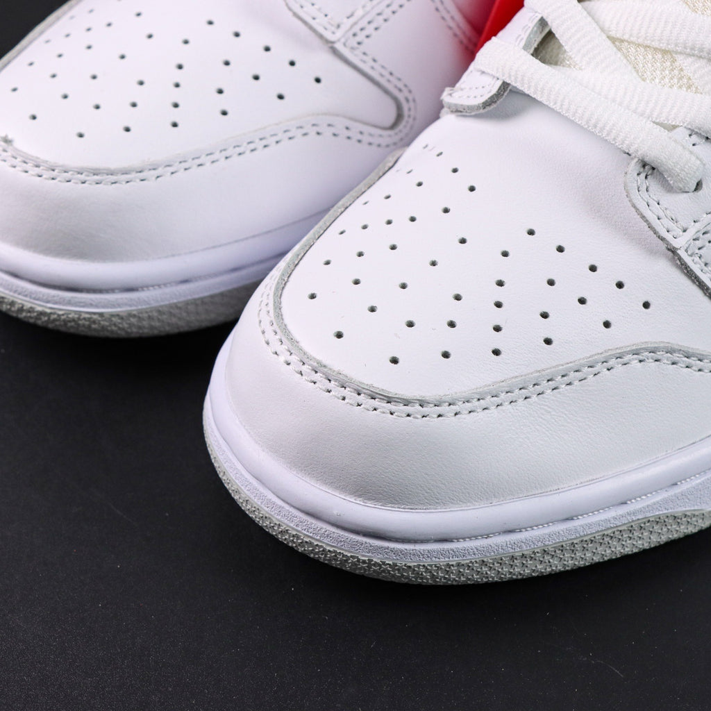 SUPREME X NIKE DUNK SB LOW