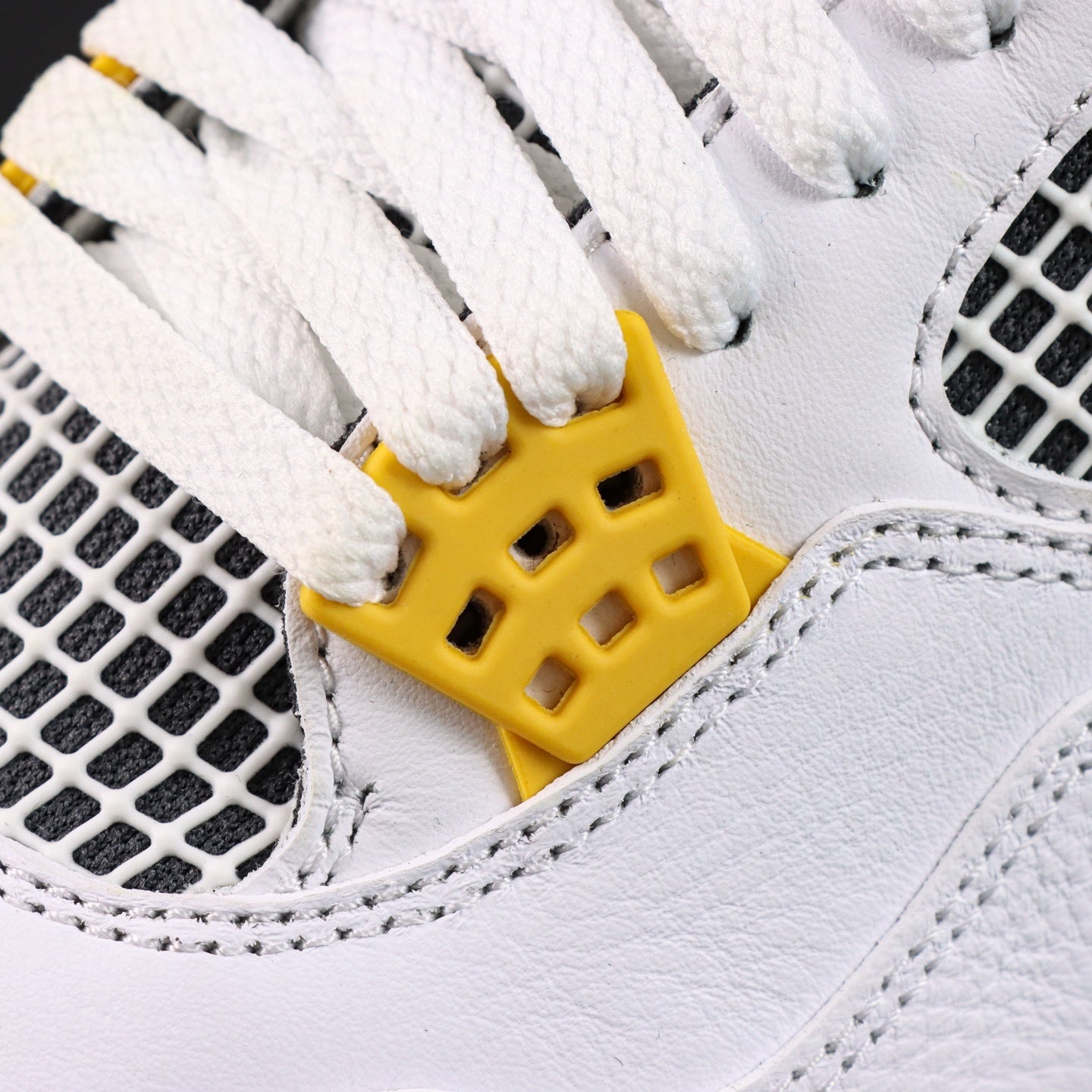 NIKE Air Jordan 4 Vivid Sulfur