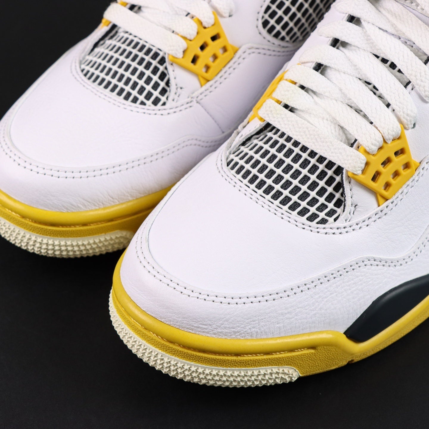 NIKE Air Jordan 4 Vivid Sulfur