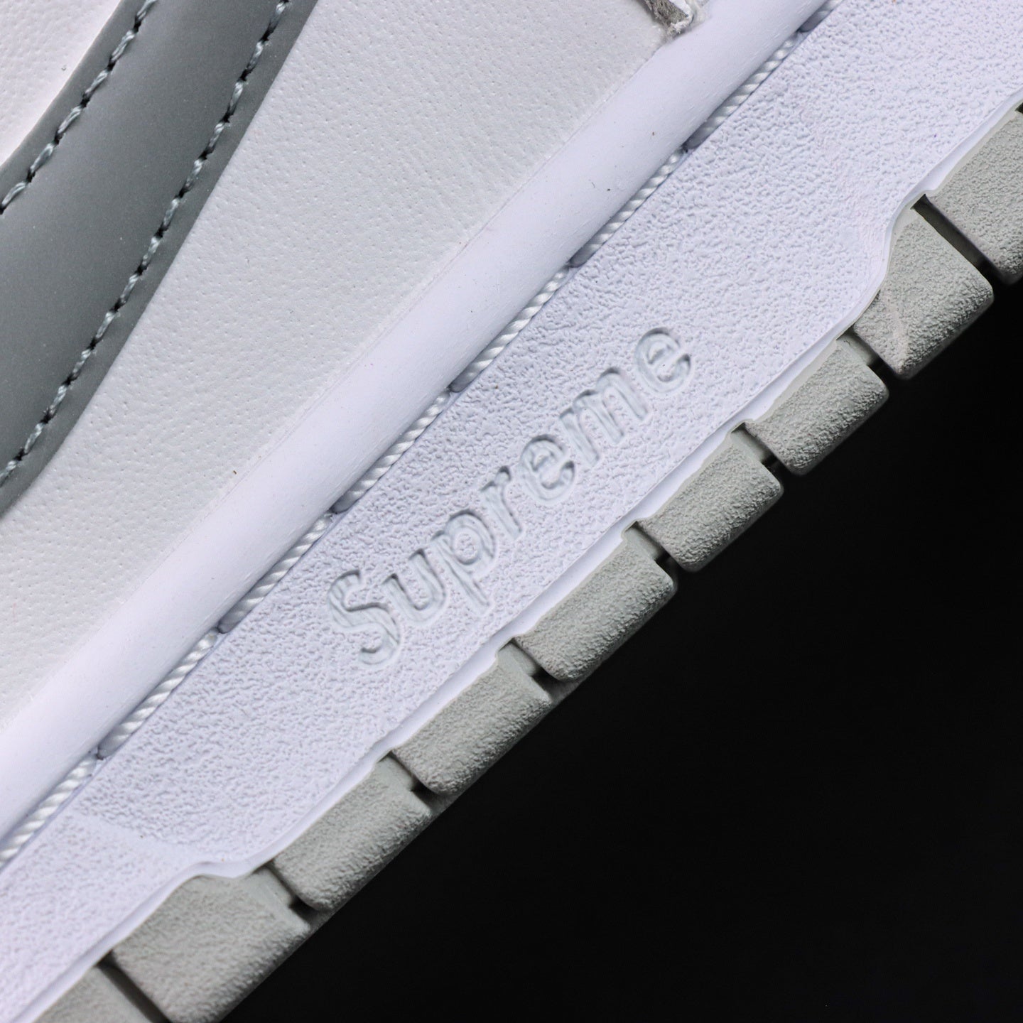 SUPREME X NIKE DUNK SB LOW