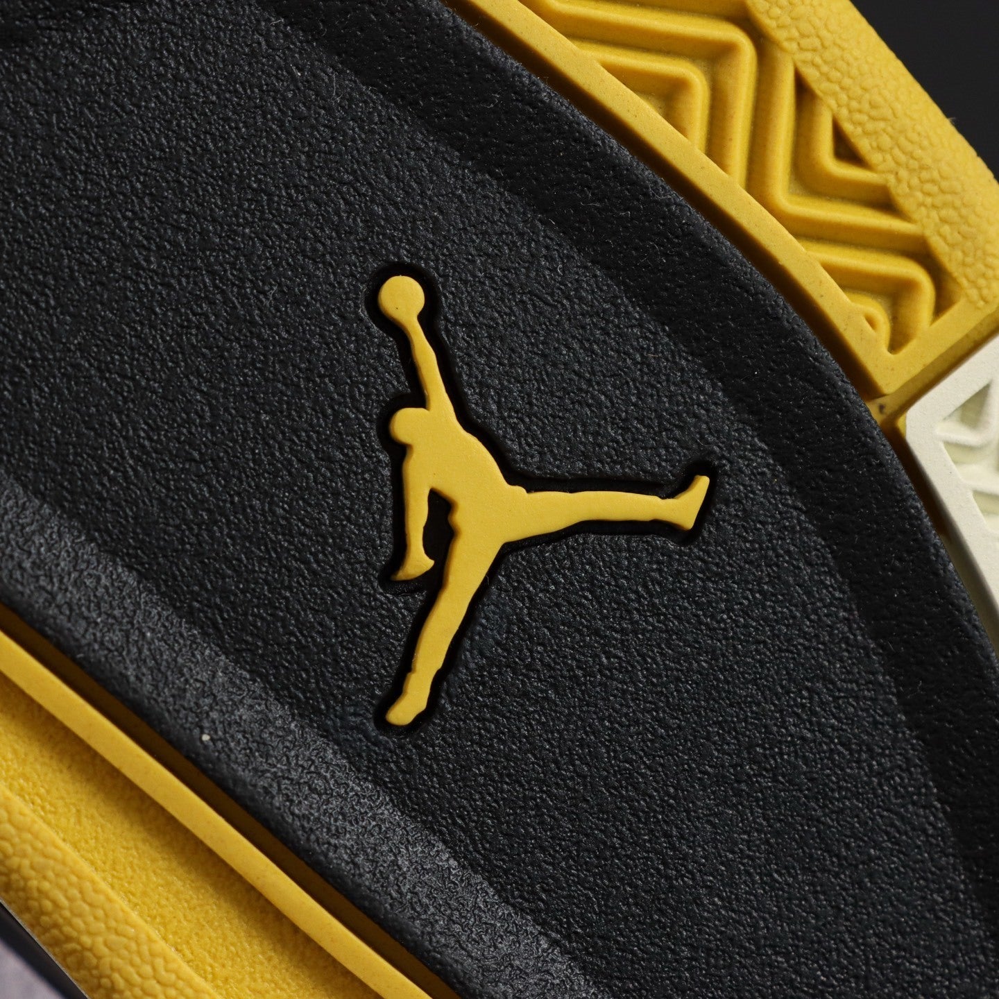 NIKE Air Jordan 4 Vivid Sulfur