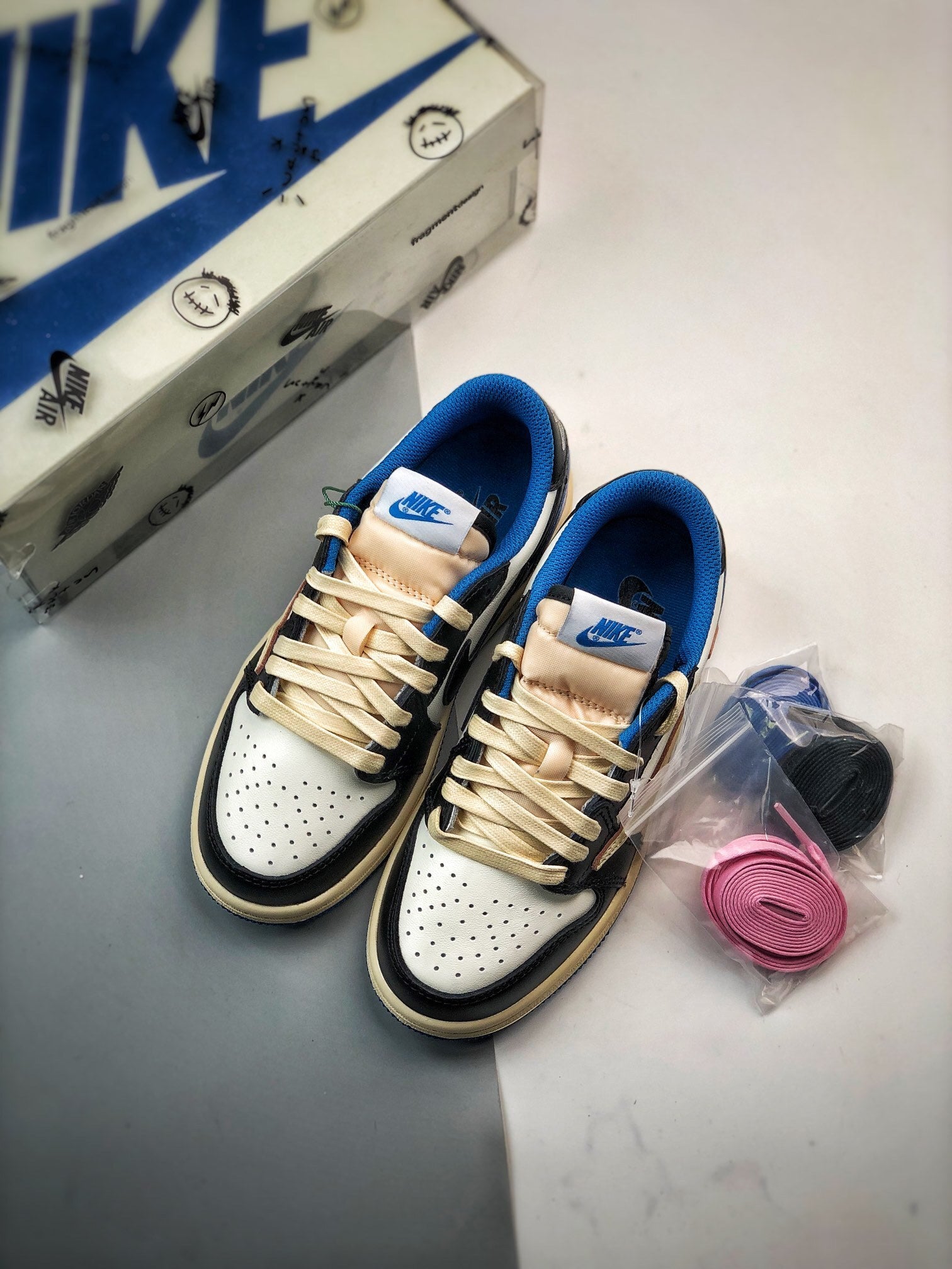 Children's TRAVIS SOCTT X FRAGMENT DESIGN X NIKE AIR JORDAN 1 LOW