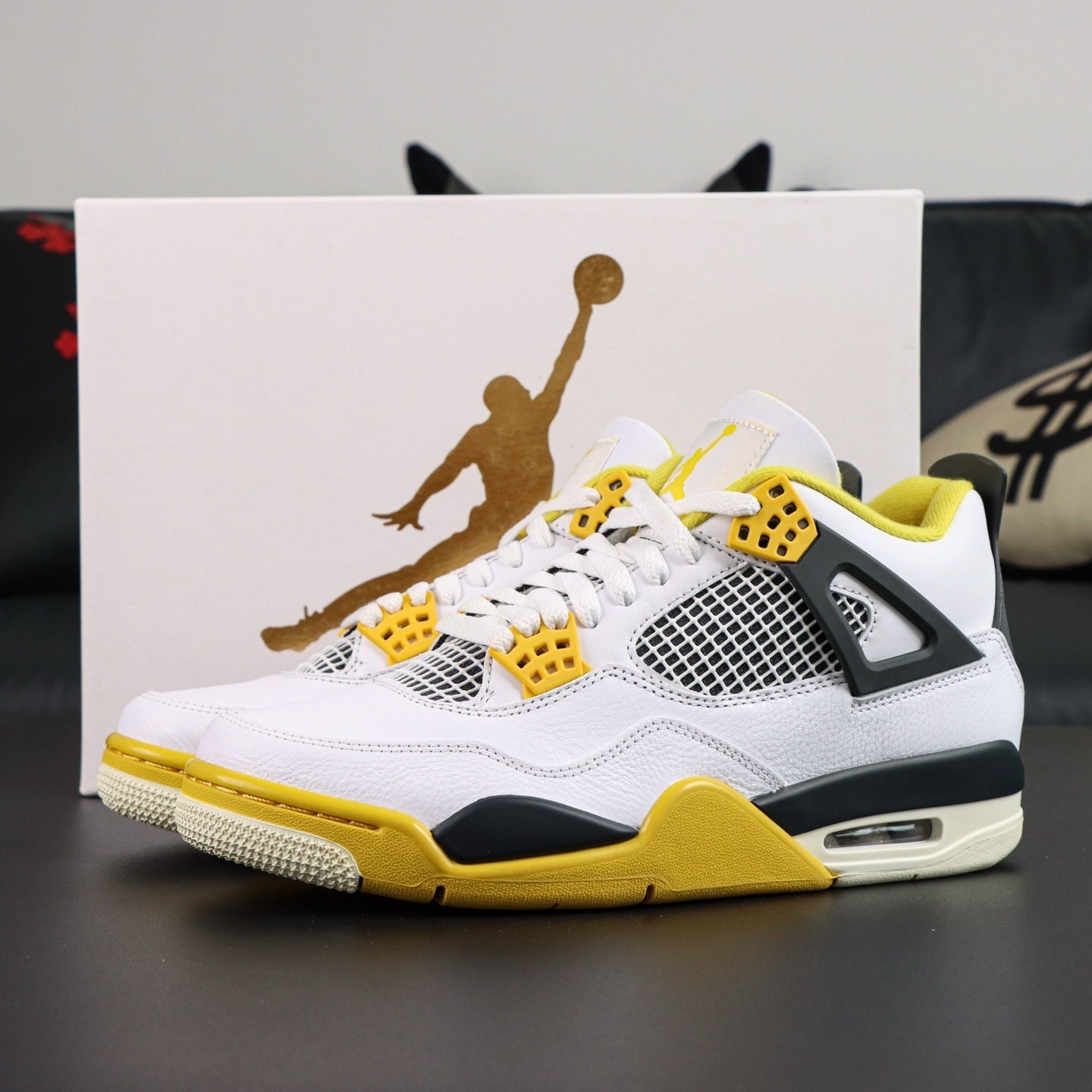 NIKE Air Jordan 4 Vivid Sulfur